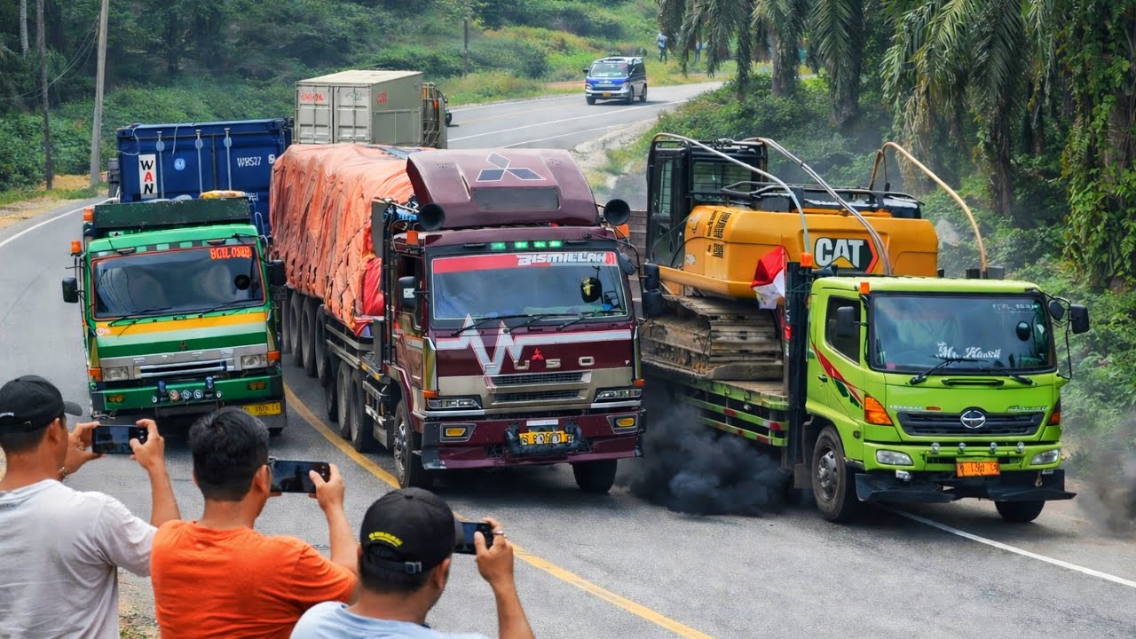 Tidak Di Sangka Hari Ini Banyak Truk Yang Terjebak Di Bukit Kodok 