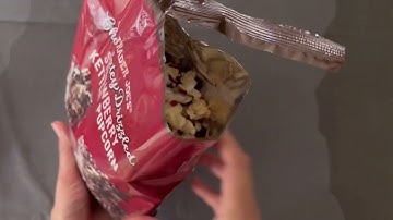Trader Joe’s Chocolate drizzled Strawberry Kettle Popcorn トレーダージョーズ　チョコレート🍫がけのイチゴのポップコーン🍿