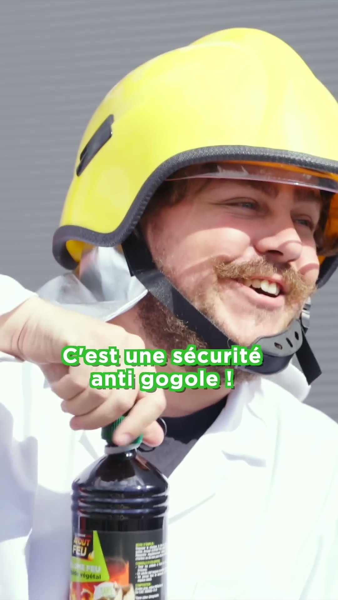 Une grenade pour éteindre un feu ? #amixem #experiment #shorts