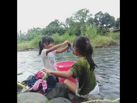 Enaknya Mandi sambil nyuci baju di sungai