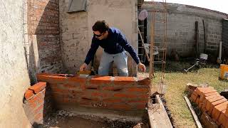 Construyendo en Mexico Levantando una Barda de Ladrillos