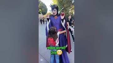 Evil Queen Hilariously Rejects Hug from Little Girl at Disneyland! #disneyland #evilqueen #shorts