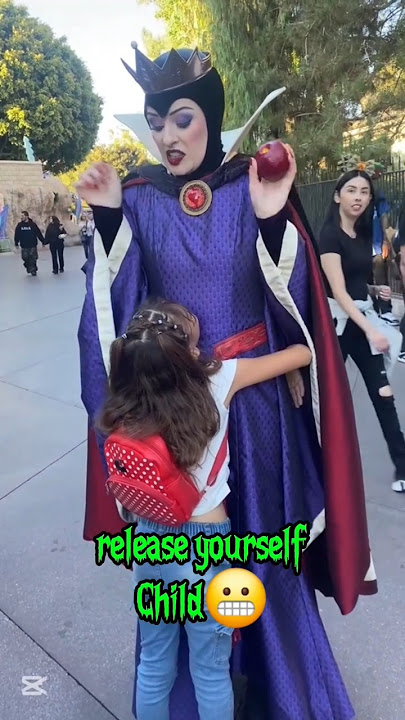 Evil Queen Hilariously Rejects Hug from Little Girl at Disneyland! #disneyland #evilqueen #shorts