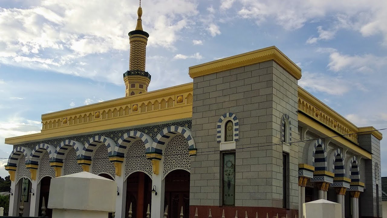  MASJID  KEREN  DAN MEWAH DI TENGAH KAVLINGAN TANAH MUHAMMAD 