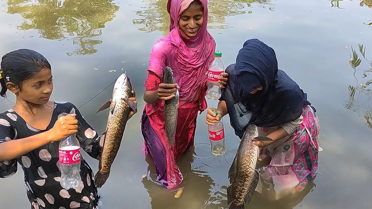 Hook Fishing Trap,Smart Girls Fishing with Bottle & Hook,Bottle Fish Trap