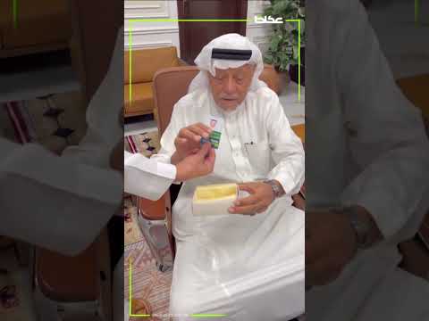 رئيس التحرير الزميل جميل الذيابي بحضور الزميل عبدالله الحسون يستقبلان القارئ ل عكاظ حسن حكمي