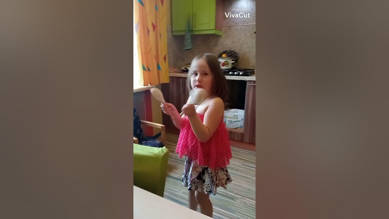 Алиса поёт. Телевидение будущего. Алиса песня поет. Alice noire stream. Тв алиса белая.
