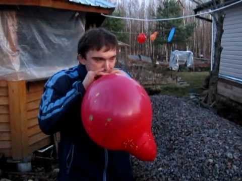 Видео надуваем шар. Надувает шарик. Парень надувает шарик. Ребята надувают шары. Чурки надувают шарик.