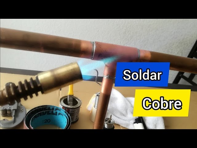 Tubo De Cobre De Soldadura Con Soplete Imagen de archivo - Imagen de  brillo, habilidad: 162091359