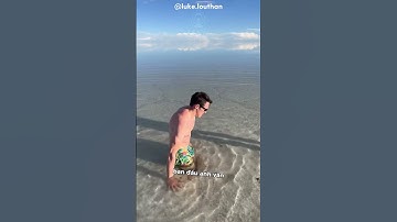 Chàng trai nhảy xuống hố lạ giữa hồ