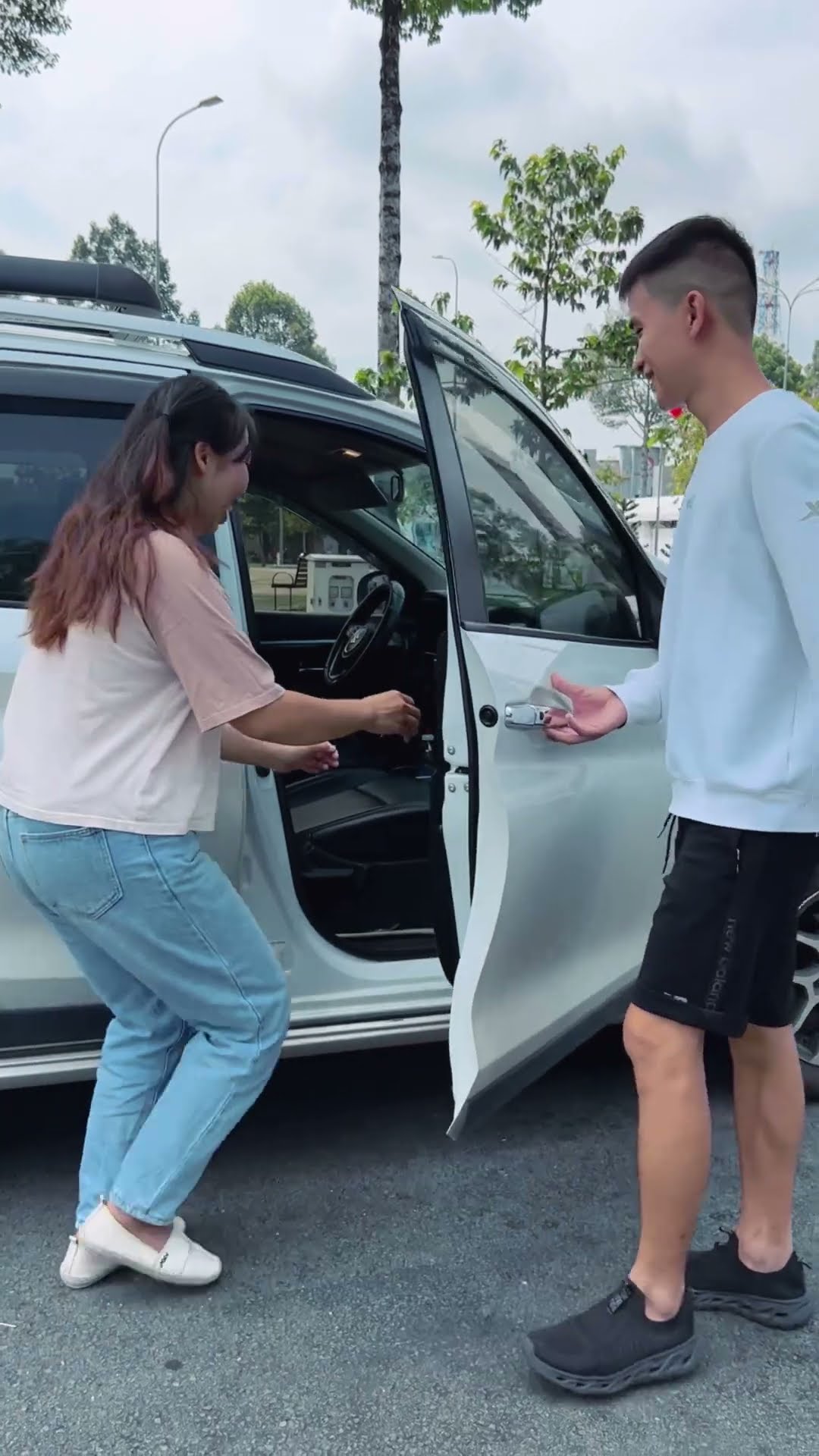 Su Hao comedy: new car and greedy friend ?
