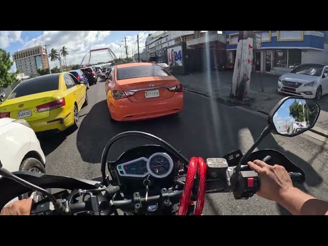 EL PELIGRO DE VIAJAR EN MOTO POR LA CIUDAD PARTE 2 class=