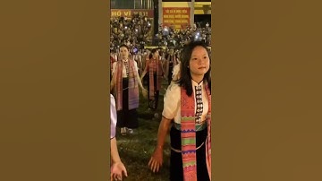 Các thiếu Nữ Thái xinh đẹp như hoa rừng vui đêm hội xòe Than Uyên