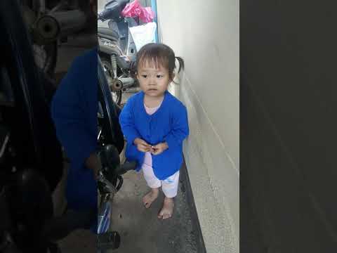 เด็กน้อยใส่หมวกกันน๊อคเล่น|น้องปีโป้