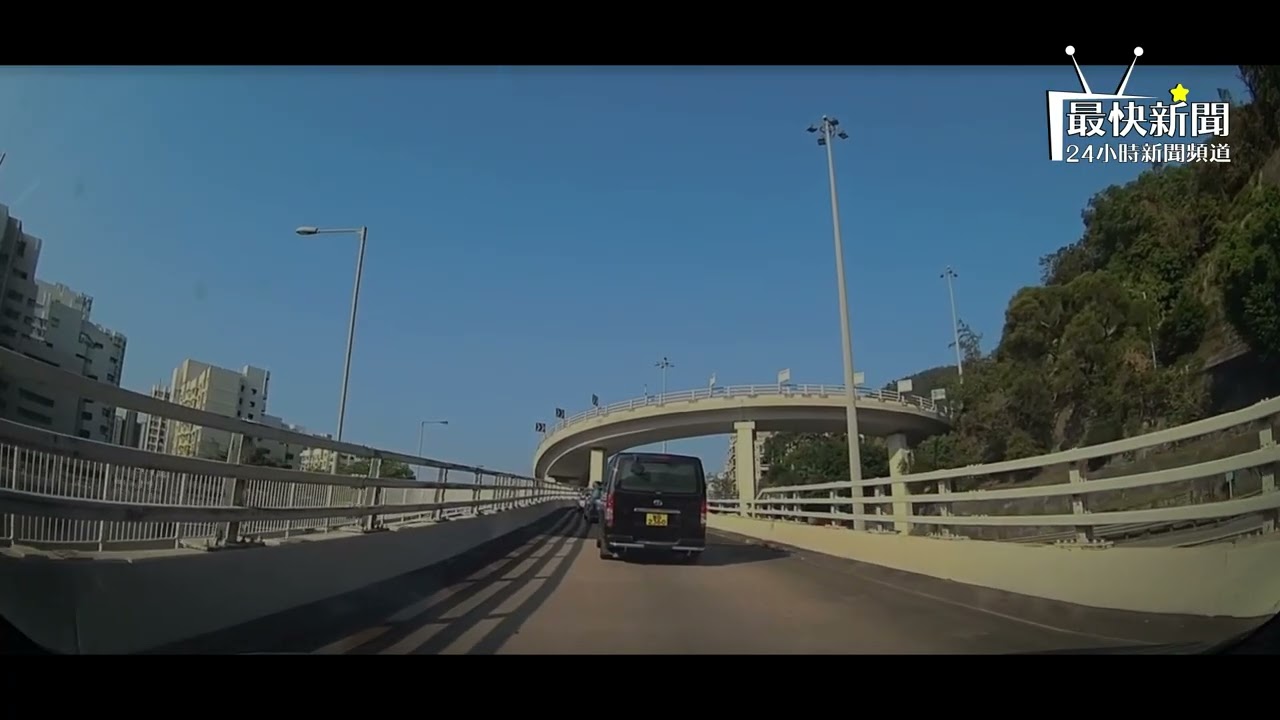 石硤尾隨機襲擊案兩女傷老婦倒地流血警追20歲紅衫逃犯｜尖沙咀五星酒店21歲女失116萬手錶3男子涉盜竊｜大埔道泥頭車泥石瀉灑鐵騎士絆倒受傷交通繁忙｜灣仔警方放蛇截白牌車拘捕兩司機扣查車輛！