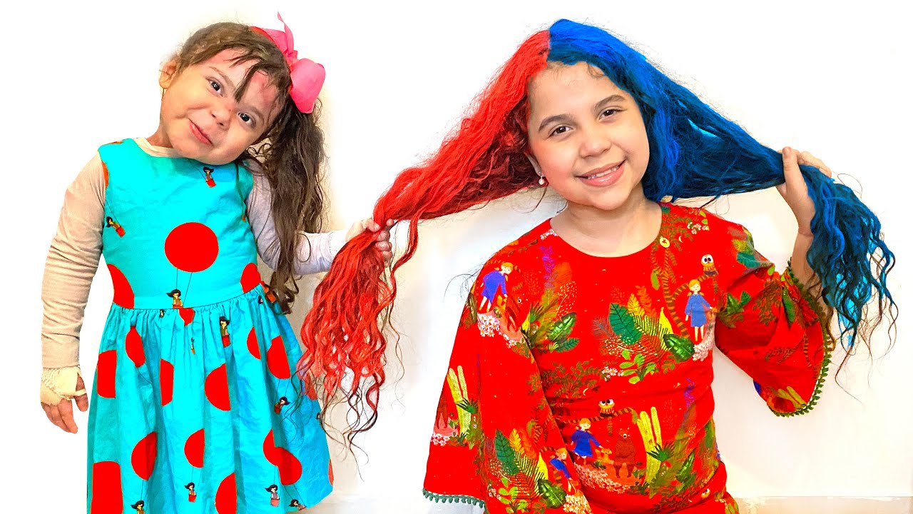 SARAH E ELOAH FINGE BRINCAR de PINTAR O CABELO colorido