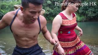 Primitive Technology - Hunting Catch Big Carp - Catch big carp dig holes in the river