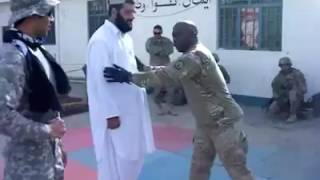مدرب امريكي للقوات الخاصه الأفغانية  يدربهم على كيفيه الاعتقال والسيطرة و جاب واحد علشان يشرح لهم رف