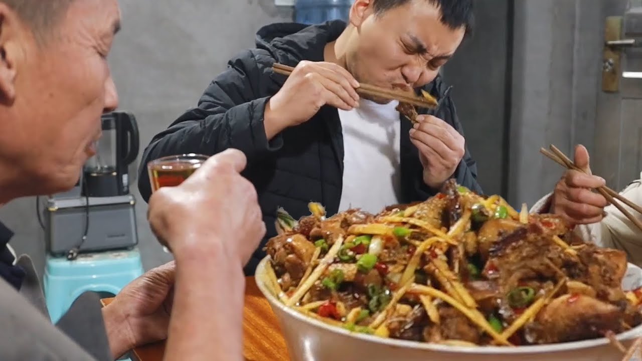 老爷子担心鸭子会被淹死，回家葱姜蒜爆香，吃着真舒服【米饭哥江明】