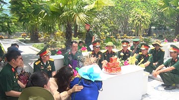 Cựu chiến binh Mặt trận Vị Xuyên tâm sự với đồng đội tại ngôi mộ tập thể
