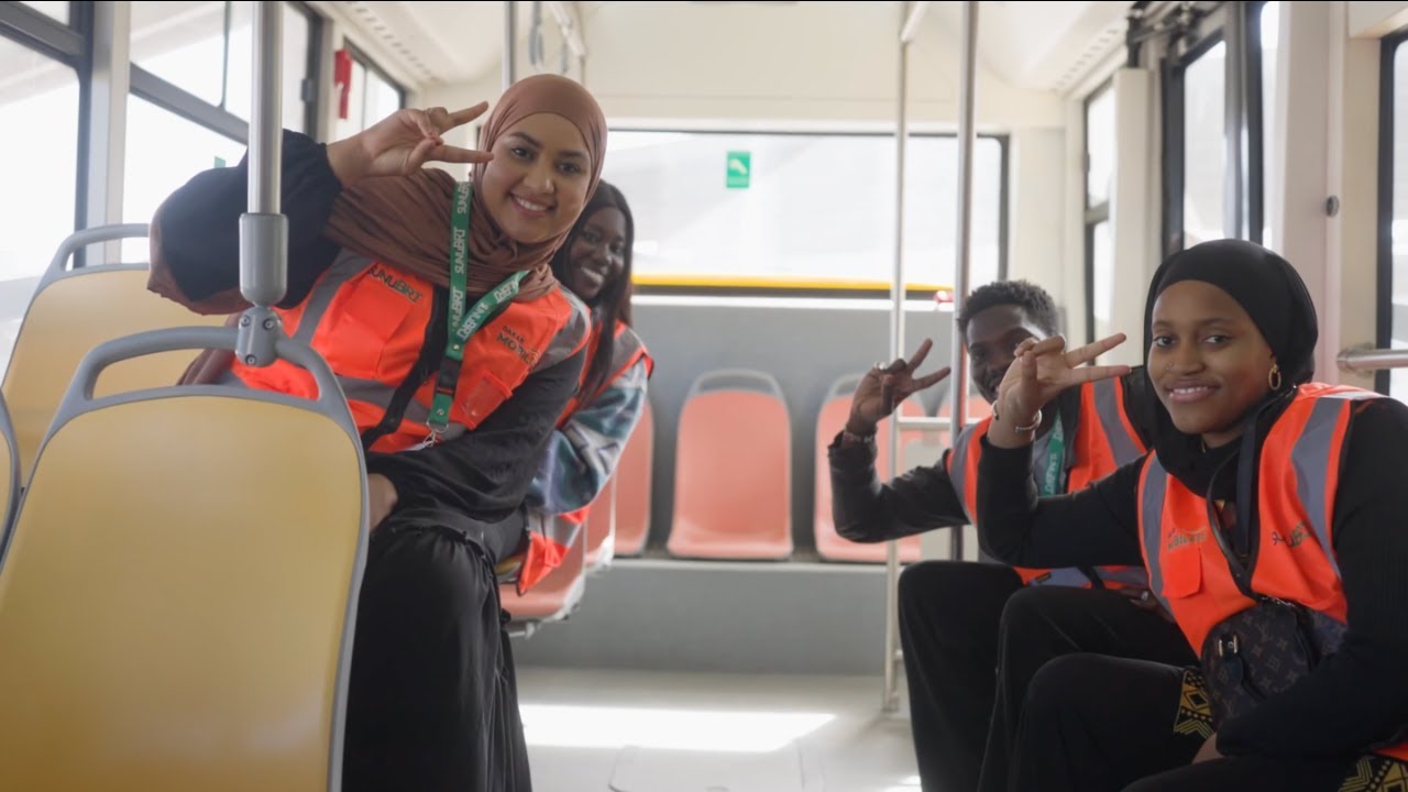 À bord du BRT avec Dudu et Faynara : cap sur la nouvelle mobilité à Dakar !