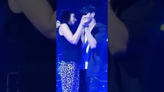 Enrique Iglesias Kissing A Fan