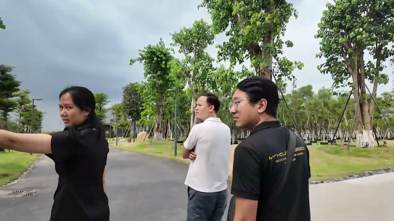 Dẫn khách thăm quan sa bàn và thực địa dự án Eco Retreat