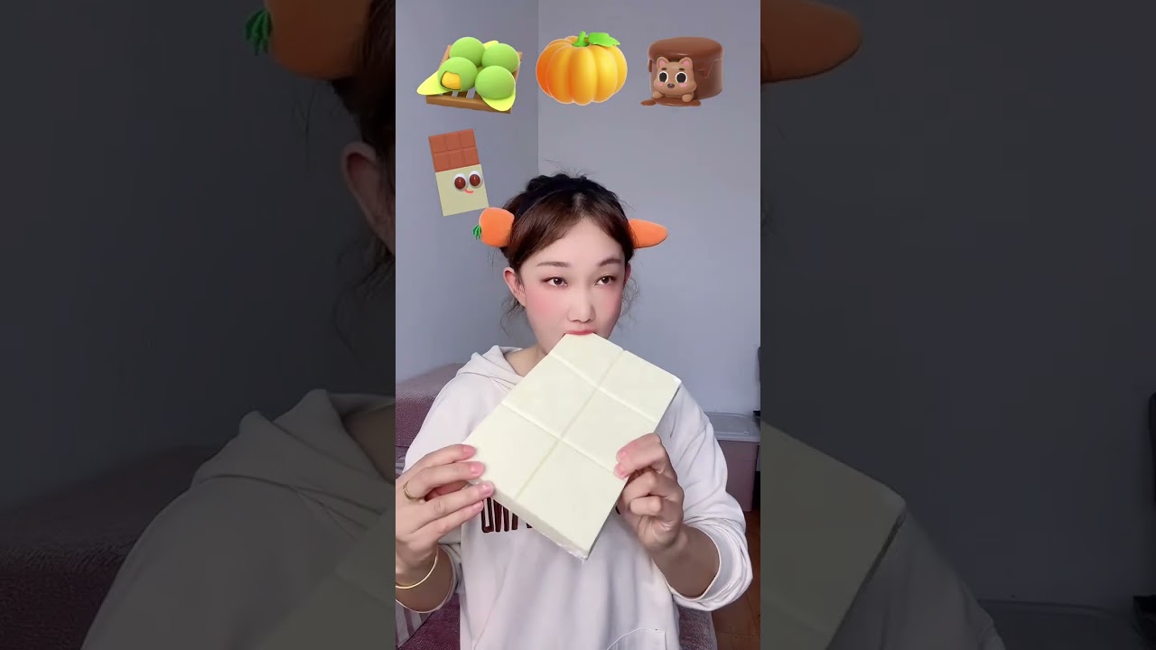 Испытание пакета смайлов с едой с девушкой гурманом 