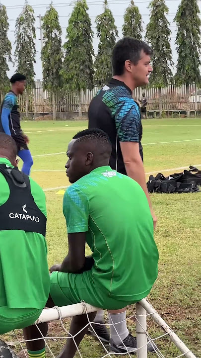 TAZAMA KOCHA MPYAAKIKUTANA  NA TSHABALALA KWA MARA YA KWAZA