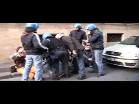 Manifestante zittisce un poliziotto (Roma 14 dicembre 2010)