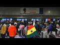 Raia Wa Ghana Waliokuwa Wakiishi Afrika Kusini Wafurika Uwanja Wa Ndege Wa OR Tambo Kurejea Kwao 