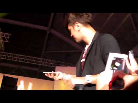 Show Luo 罗志祥  Live Singapore (Takes a Selfie with a mobile from the fan)