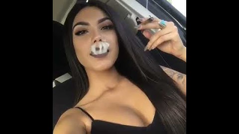 Sıgaranın dumanıyla şekil yapan kız