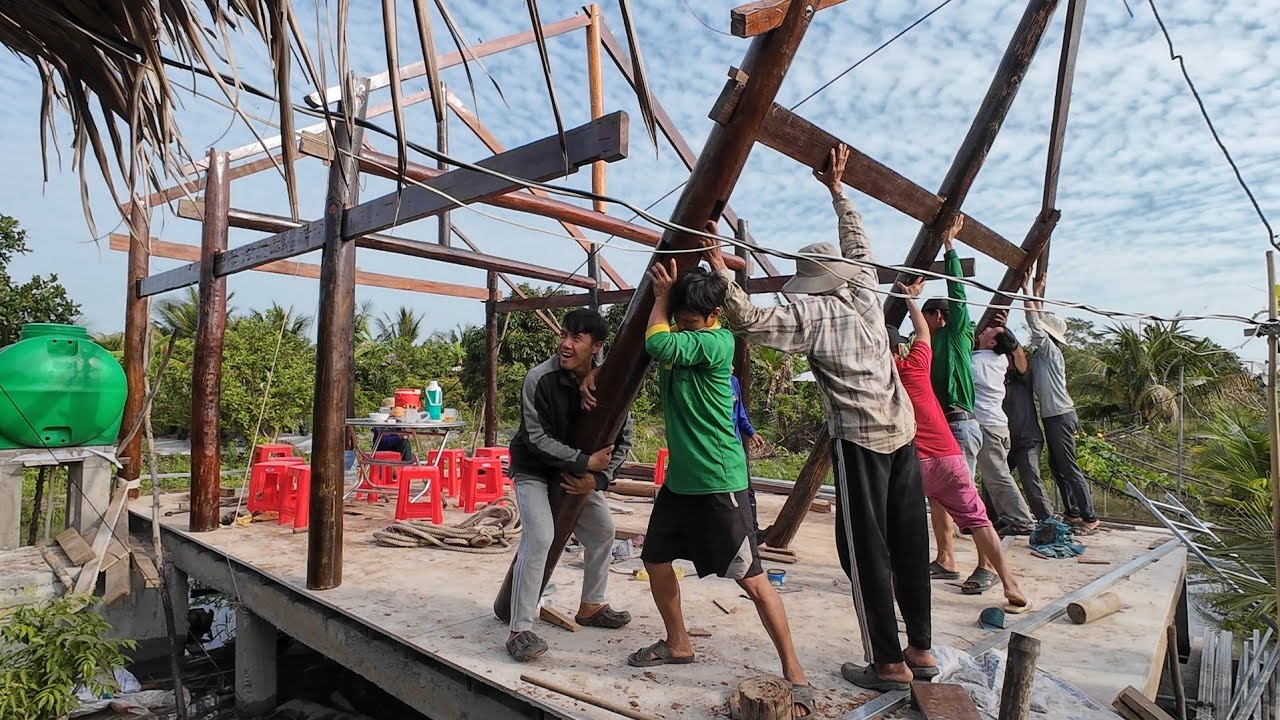 NGÀY DỰNG LỢP MÁI Suôn Sẻ Nhờ Sự Giúp Sức Nhiều Người Và Bữa Tiệc Trưa Lai Rai Nhiều Món Ngon