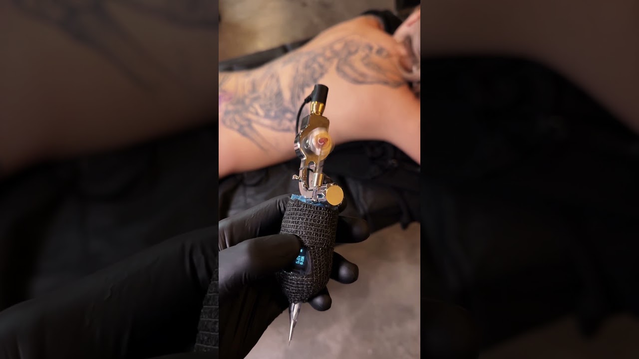 Who here still tattoos with machines? Do you prefer them over pens? Why? #tattoo #tattooideas #art