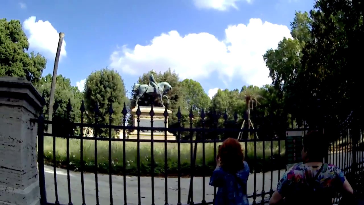 По улице Квиринале (Via del Quirinale) мимо памятника Карлу Альберту (итал. Carlo Alberto di Savoia)