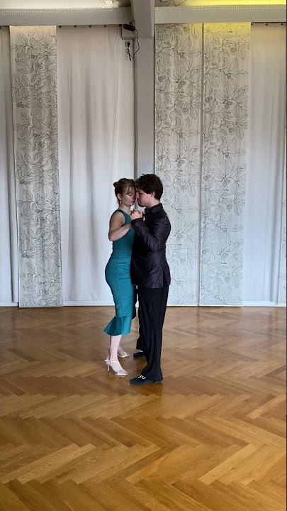 Tango Argentino 👉 Step of the day # 15 (Simple changing steps to Juan D'Arienzo - 'Rie Payaso')