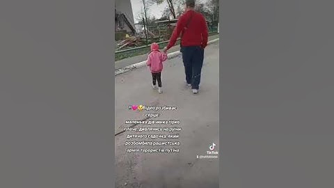 дівчинка плаче, бо рашисти розбомбили її садочок