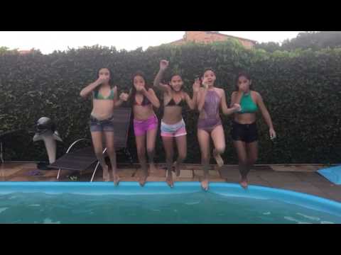 Meninas na piscina