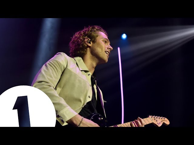 5 Seconds of Summer - Valentine (Radio 1's Teen Awards 2018) | FLASHING IMAGES class=