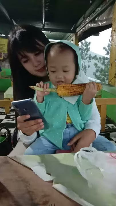 Makan jagung bakar dipuncak