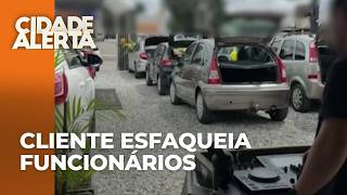 Cliente usa chave reserva para tentar pegar carro no pátio de loja e esfaqueia dois funcionários