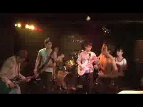 キンチャク・キングスのライブ「夢の中のストーリー」
