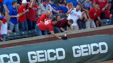 Fan makes nice catch with hat on foul ball