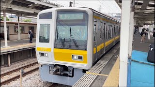 西武6000系6117編成（西武有楽町線開通40周年記念ラッピング※黄色帯)）が当駅止まりの回送電車として前照灯を点灯し警笛を鳴らして小手指駅3番線を発車！（回02M）2024.5.23.8:38