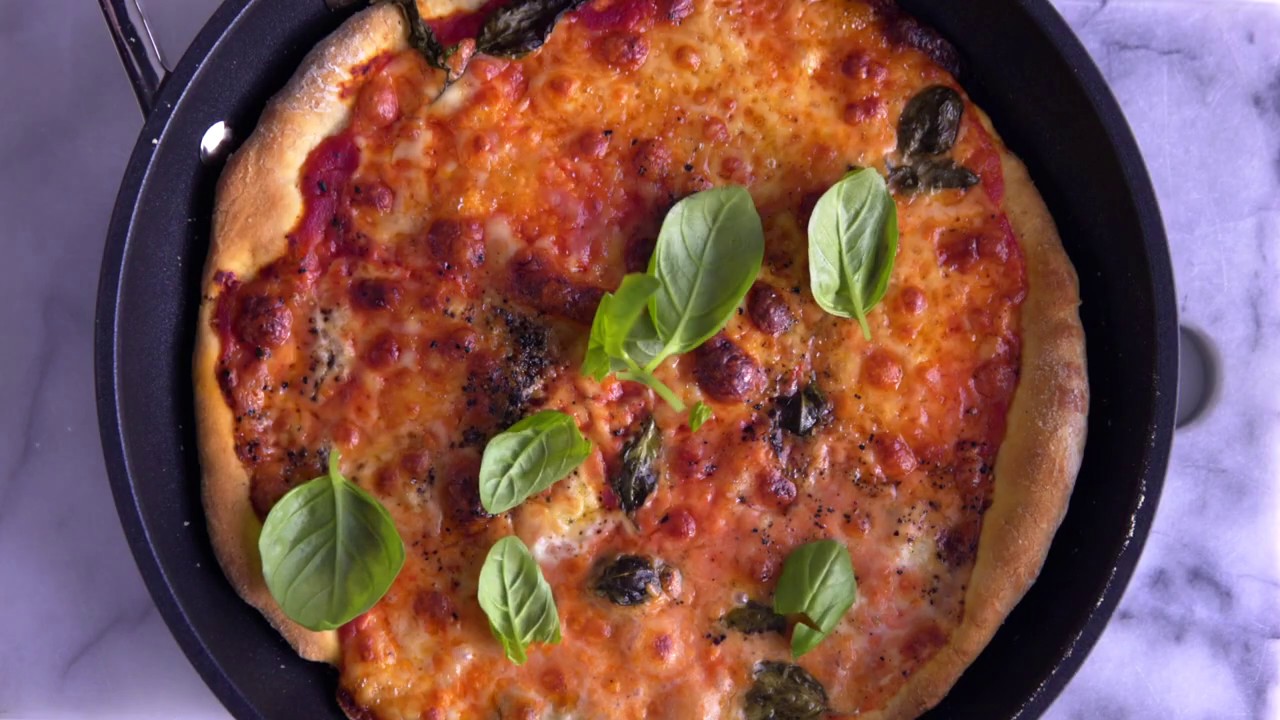 nedsænket arkitekt besværlige Le Creuset non-stick oppskrift: Pizza i stekepannen - YouTube