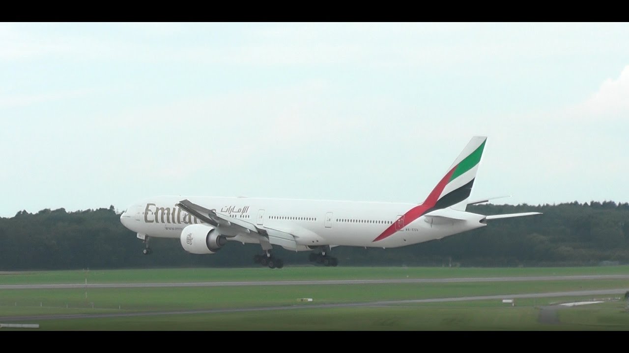 EMIRATES Boeing 777-300ER | Landing @ Hamburg Airport