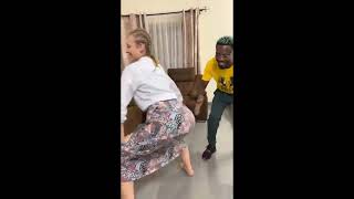 Regardez Les Déhanchements De La Blanche