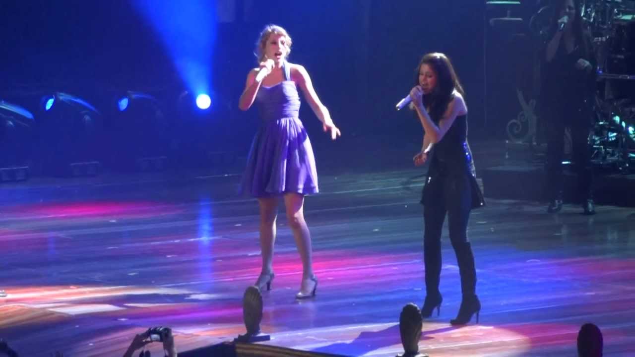 Taylor Swift And Selena Gomez Sing Who Says At Msg