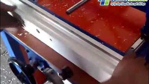 Cận cảnh quá trình phay ổ khóa cho cửa nhựa lõi thép summitwindow